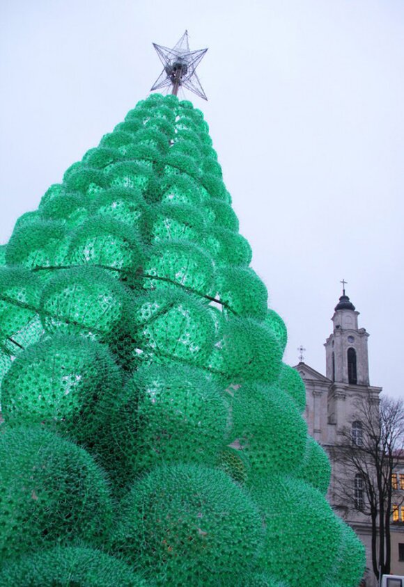 Рождественская елка из пластиковых бутылок в Литве