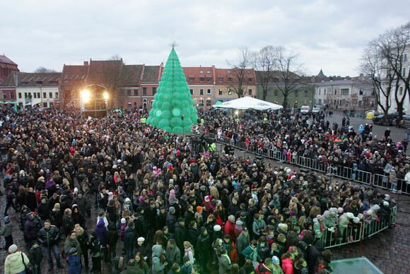 Рождественская елка из пластиковых бутылок в Литве