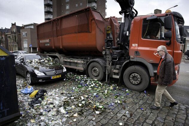 Mercedes "поливают" мусором