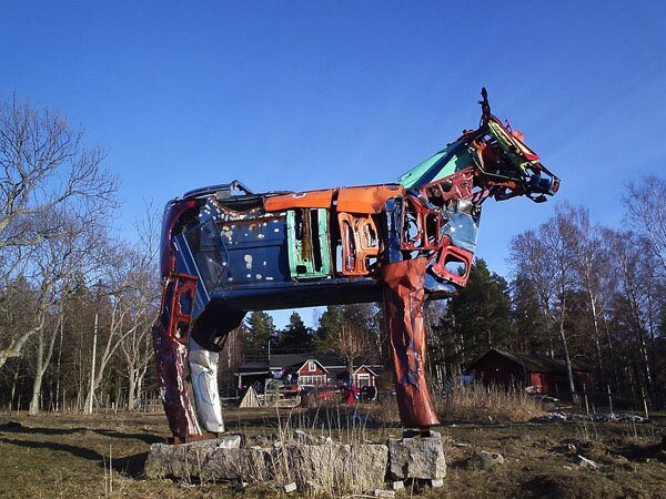 Миина Яккиюрккя создает гигантских металлических коров из отживших свое автомобильных кузовов