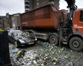Mercedes «поливают» мусором