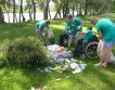 Закарпатские инвалиды убрали берега реки Тиса